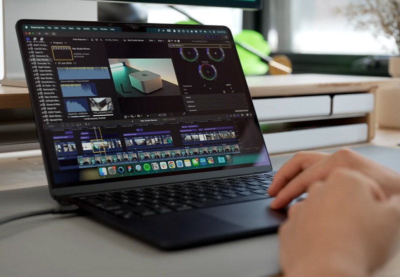 So sánh Asus Vivobook S 15 và MacBook Air M3 qua màn hình và webcam