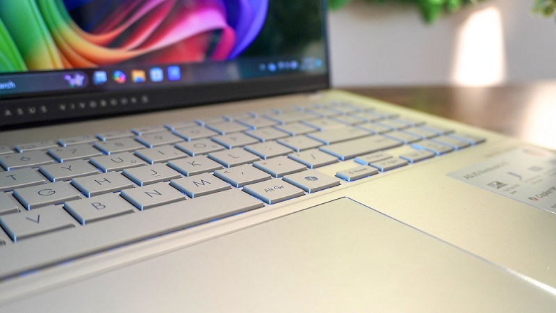 So sánh Asus Vivobook S 15 và MacBook Air M3 qua bàn phím và trackpad