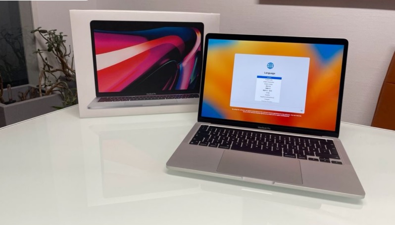So sánh MacBook Pro M2 và MacBook Pro M1 qua màn hình