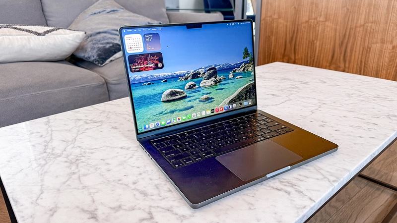 MacBook Pro M5 và MacBook Pro M3 qua màn hình