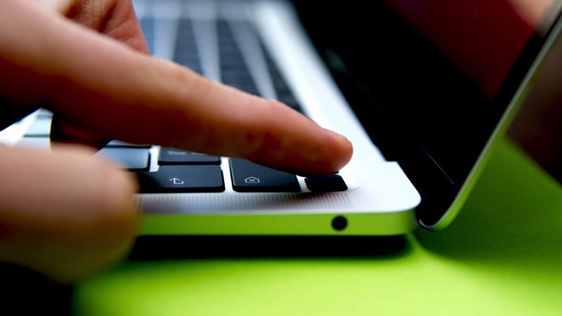 Không tắt MacBook trong thời gian dài có sao không?