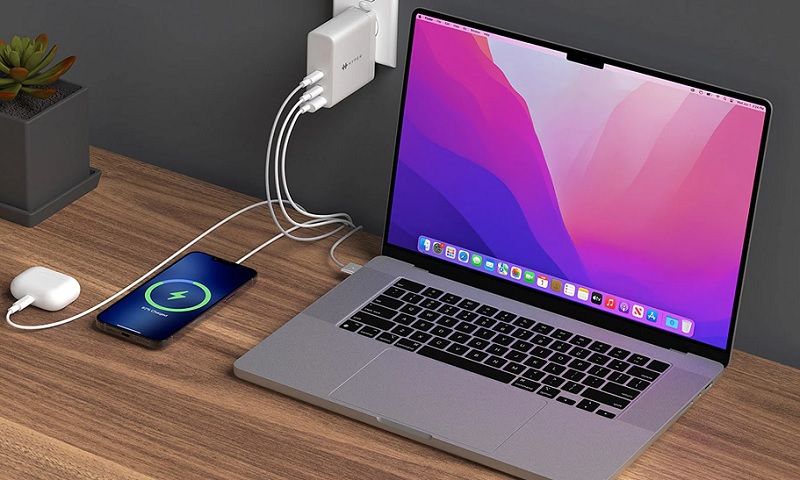 MacBook tắt máy có sạc được không?
