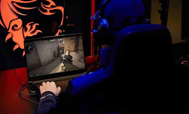 Người chơi game nên mua Macbook hay Laptop Gaming?