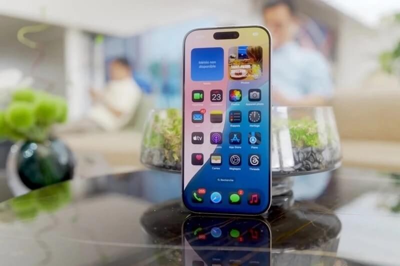 iPhone 16 Pro trang bị màn hình Super Retina XDR OLED