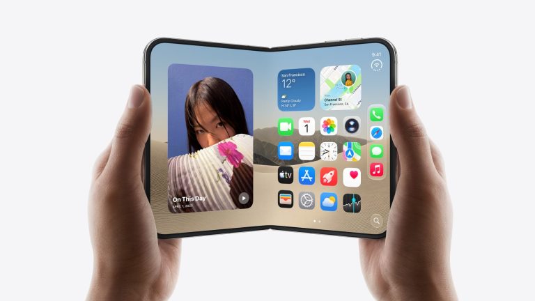 iPhone Duo mở ra cầm ngang bằng hai tay, màn hình gập 7,6 inch bên trong