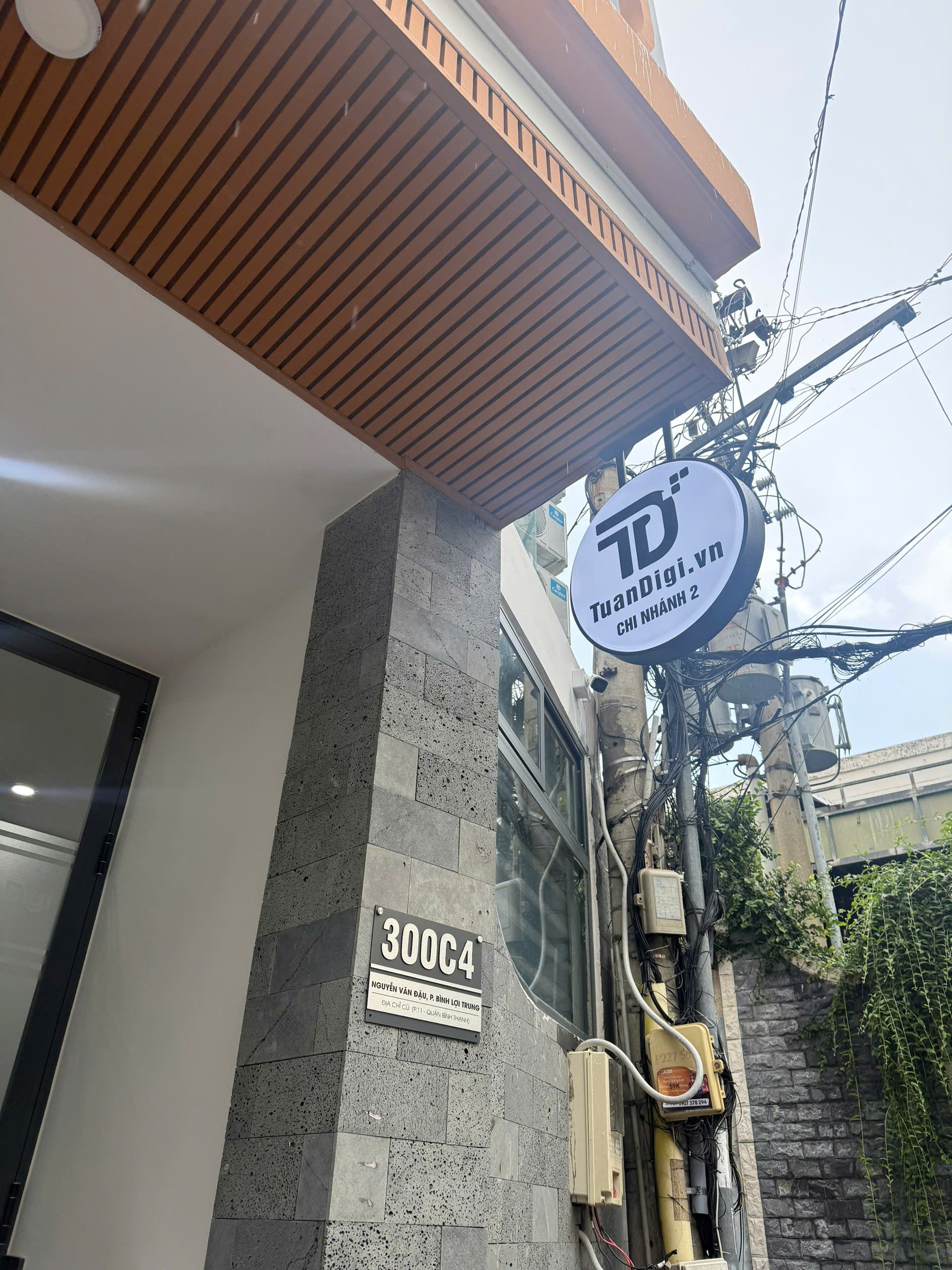 Biển hiệu TuanDigi.vn Chi nhánh 2 và số nhà 300C4 Nguyễn Văn Đậu, Phường Bình Lợi Trung