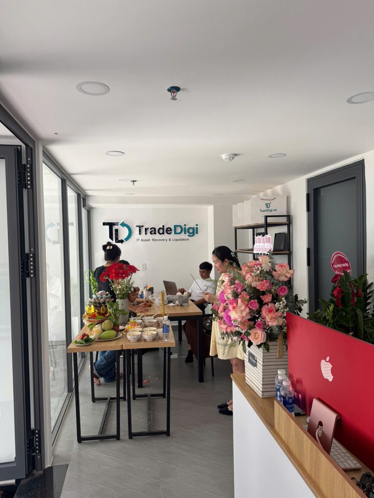 Bên trong cửa hàng TuanDigi chi nhánh 2 Nguyễn Văn Đậu trong ngày khai trương