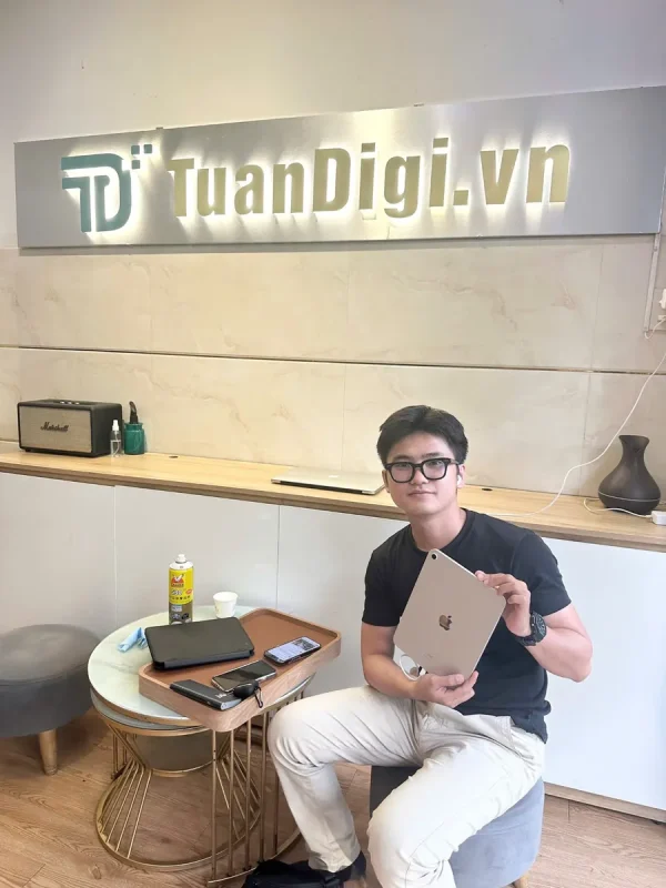 Khách hàng bán iPad tại cửa hàng TuanDigi