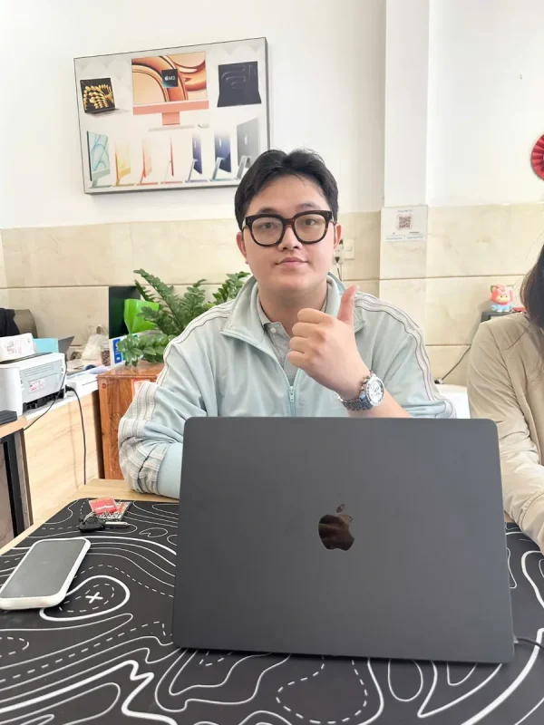 Khách hàng bán MacBook Air tại cửa hàng TuanDigi