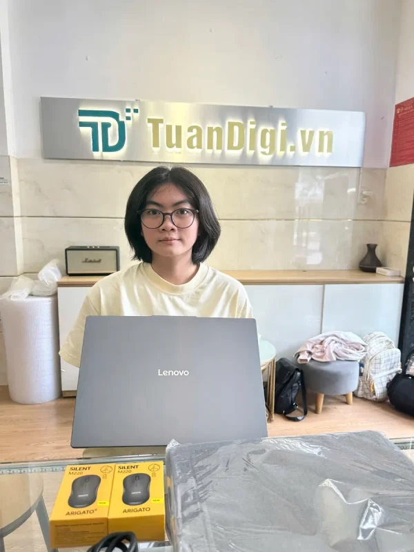 Khách hàng giao dịch laptop Lenovo tại quầy TuanDigi