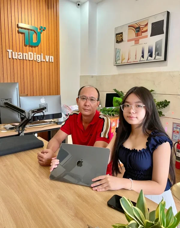 Khách hàng giao dịch MacBook tại cửa hàng TuanDigi