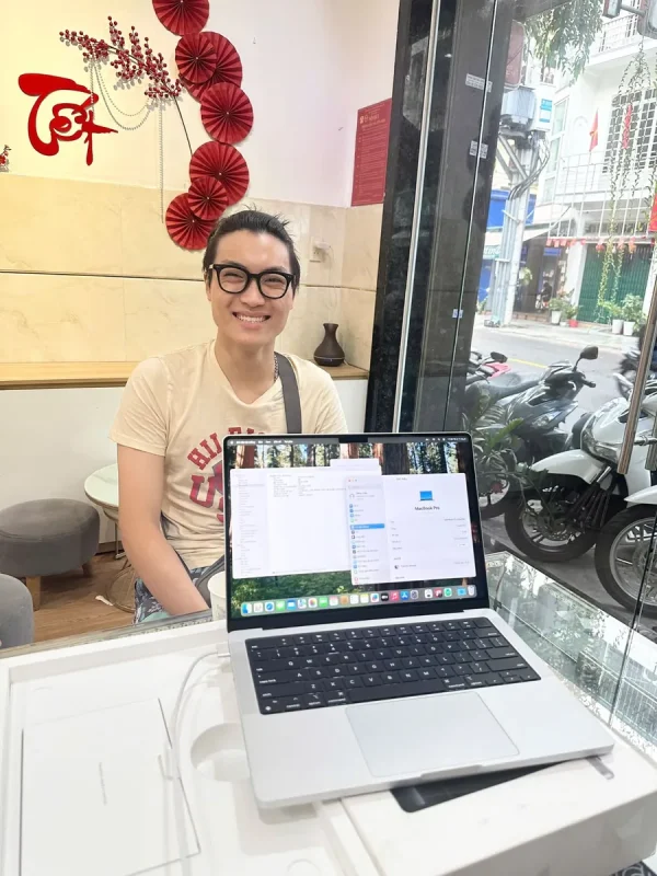 Kiểm tra cấu hình MacBook Pro 14 inch cùng khách hàng tại TuanDigi
