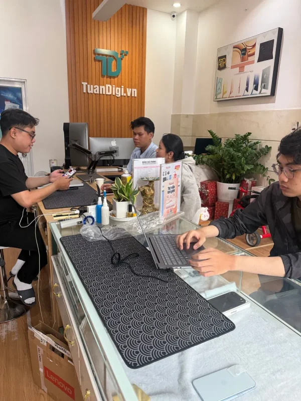 Nhân viên TuanDigi định giá máy cho khách tại quầy