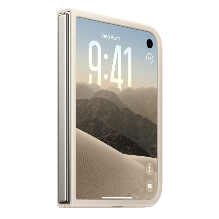 iPhone Duo gập lại trong ốp màu be, nhìn nghiêng thấy cạnh bản lề và màn ngoài